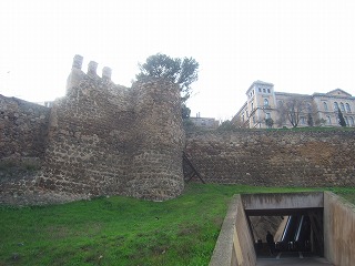 トレド城壁とエスカレータ入口
