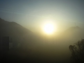霧に包まれる朝日