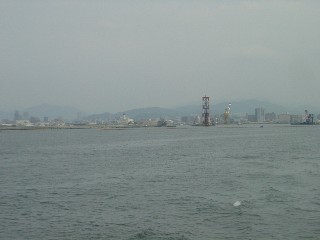 広島港沖から広島市街を眺める