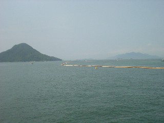 広島港沖から眺めた似島（左）と宮島（右）