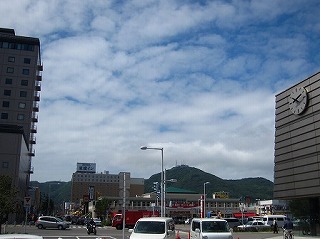 駅前から函館山を望む