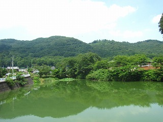 太平山と溜池の見える風景