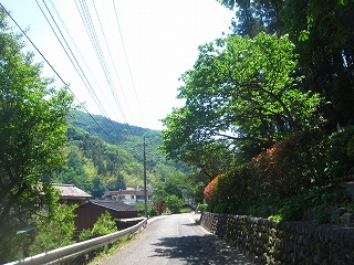槻川沿いの集落風景