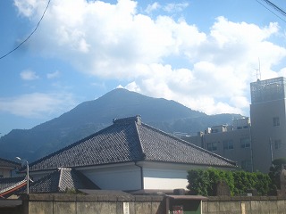市街地から見える武甲山