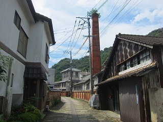 窯元の煙突とトンバイ塀