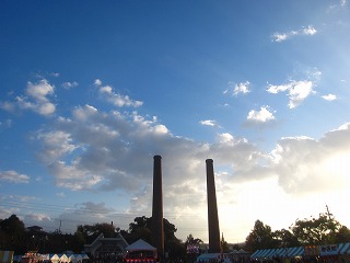 煙突と夕日の風景
