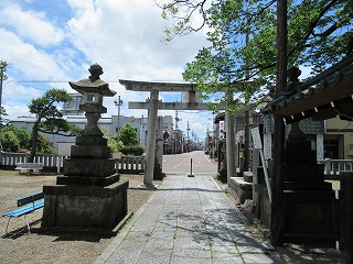 諏訪神社の鳥居越しに本町通りを望む