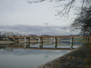 鶴見橋と旭川