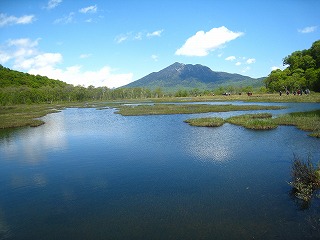 池塘と燧ケ岳