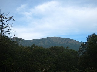 鳩待峠から見た至仏山