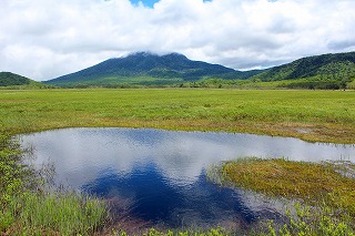 池塘と燧ケ岳