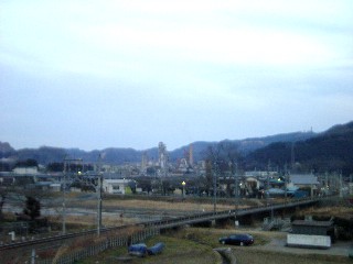 セメント工場の見える葛生の町並み