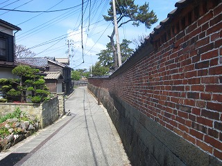 赤煉瓦の塀のある通り