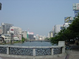 那珂川沿いの都市景観