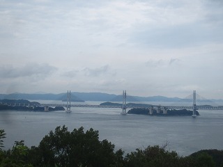 遠見山展望台から瀬戸大橋を望む