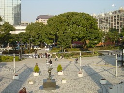 右手の建物は横浜市庁舎