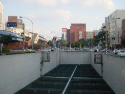 イセザキモール入口、地下化した首都高速