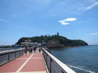 夏空の下、江ノ島の風景