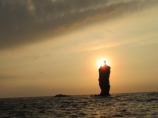 隠岐・ローソク島に沈む夕日