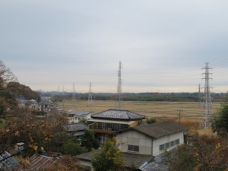 都幾川のつくる低地を望む