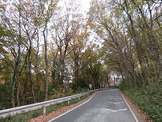 ゴルフ場の間の峠道を越える