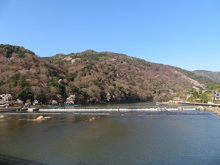 渡月橋から見た嵐山の風景