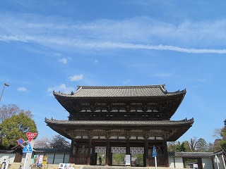 仁和寺・春空の下の二王門