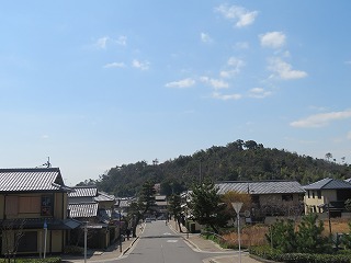 仁和寺門前から雙ケ岡を望む