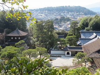 慈照寺境内から吉田山を望む