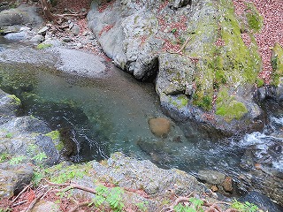 青く輝く桐生川の流れ