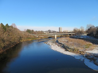 大橋から地下鉄東西線の高架橋を望む