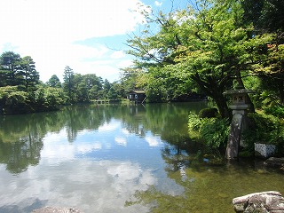 炎天下の兼六園の風景