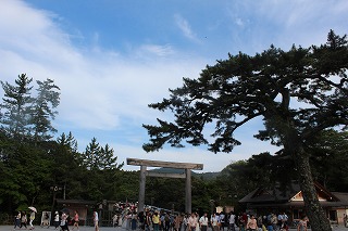 伊勢神宮内宮・宇治橋前の風景