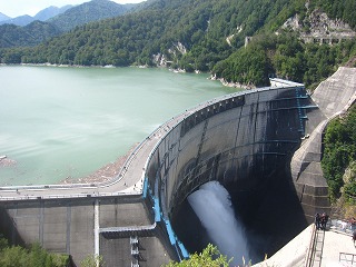 黒部ダム・観光放水