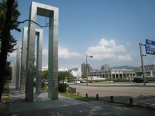 平和大通り・平和の門