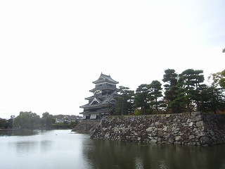 晩秋の松本城の風景