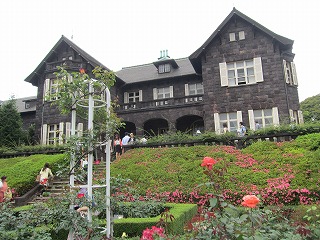 旧古河庭園、洋館と薔薇の見える風景