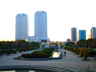 幕張新都心、ワールドビジネスガーデンを望む風景