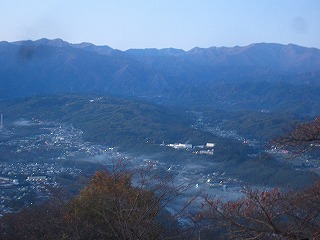 美の山公園から眺望した未明の秩父盆地の風景