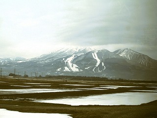 JR磐越西線の車窓から望む磐梯山の風景