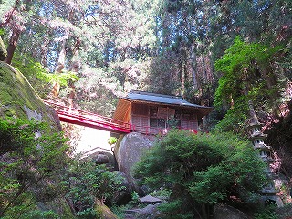 名草巨石群とな名草厳島神社の風景