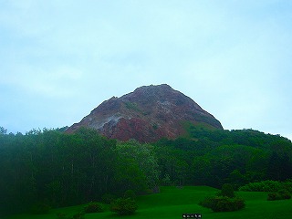 夏の雨天の昭和新山の風景