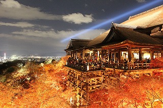 清水寺、ライトアップされた風景