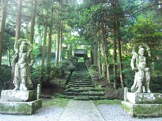 両子寺、石造仁王像の見える風景