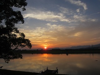 筑後川に沈む夕日の風景