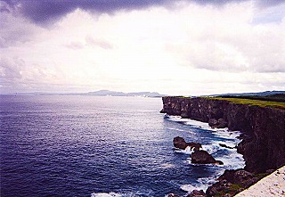 東シナ海に断崖が続く残波岬の風景