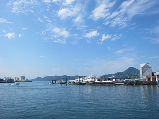 佐世保港、爽やかな晴天の風景