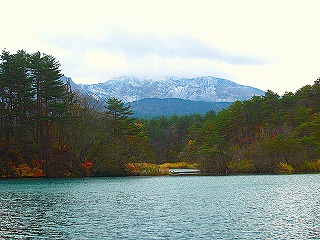 裏磐梯・五色沼と磐梯山の風景