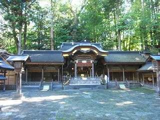 諏訪大社本宮・幣拝殿の風景