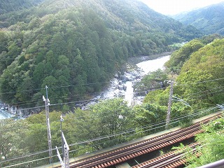 寝覚の床とJR中央本線の見える風景